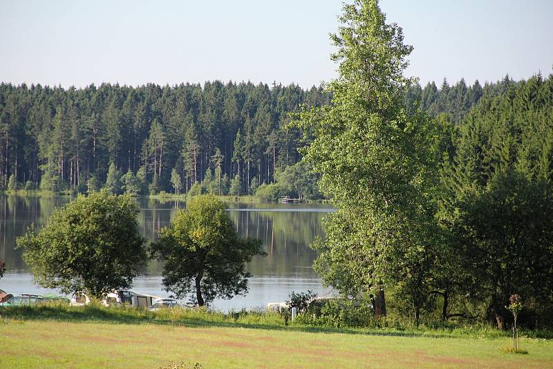 Na Novoměstku jsou oblíbené kempy u rybníků Medlov a Sykovec.