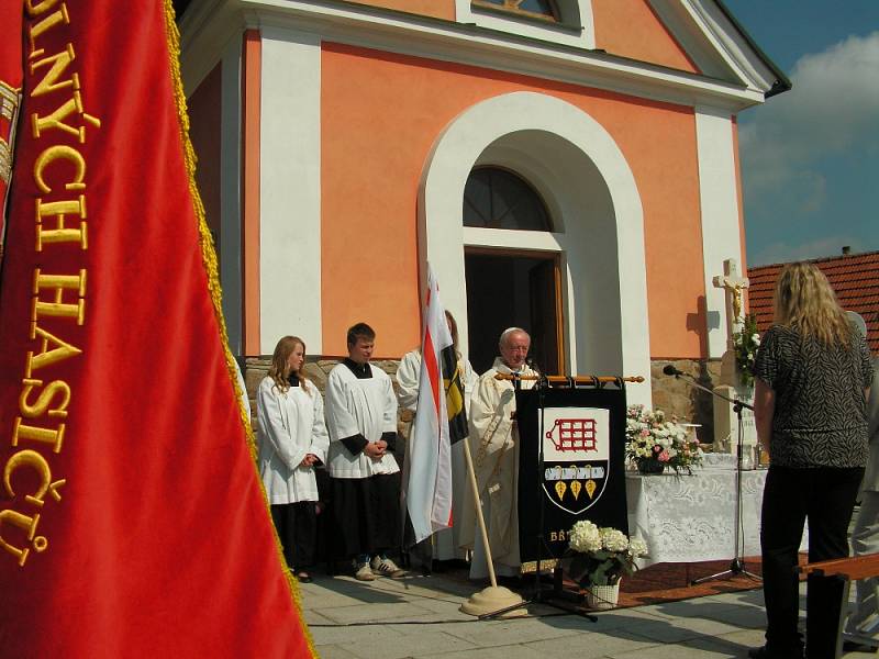 Na čtyřicet uniformovaných hasičů a hasiček z okrsku Heřmanov vpochodovalo za vedení šesti hasičských praporů v neděli 14. května 2017 na náves v obci Březské, kde před kaplí zasvěcené Nanebevzetí Panny Marie byla obětována mše svatá za hasiče okrsku.