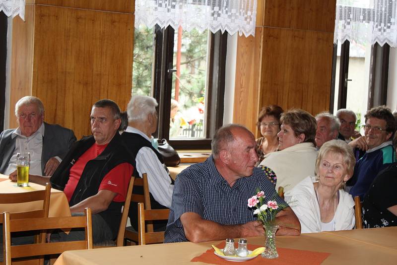 V bývalé studnické škole bývávalo veselo. Poté, co byla přeměněna na Turistickou ubytovnu, se tam konaly i plesy a taneční zábavy.