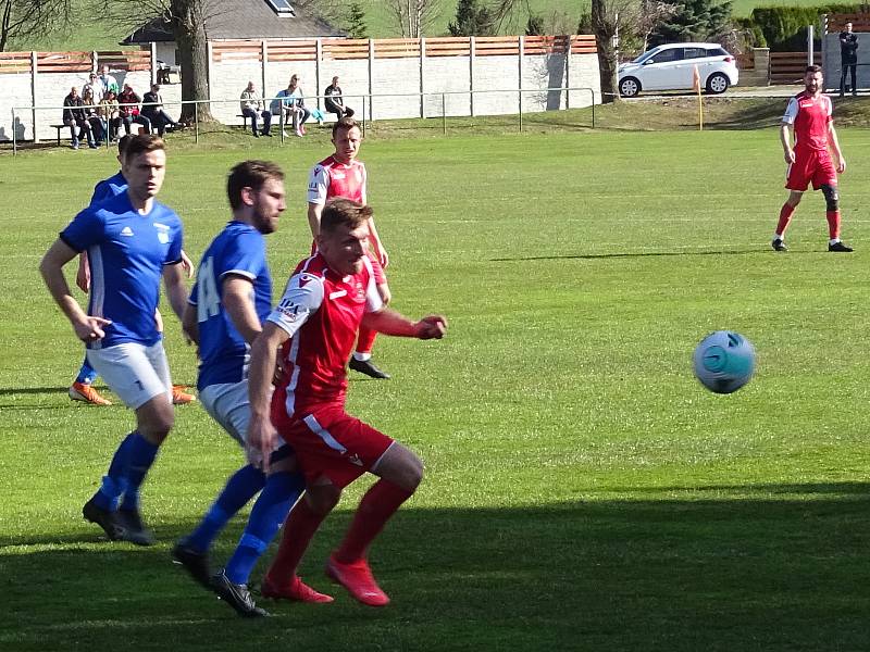 Čtvrteční souboj fotbalistů Nové Vsi (v modrých dresech) se Speřicemi (v červeném) na vlastní oči sledovalo šest stovek diváků.