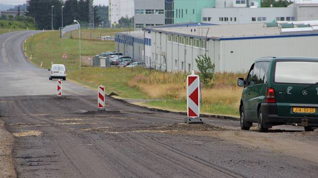 Frézováním svrchního povrchu začala rekonstrukce místní silnice ve žďárské průmyslové zóně. 