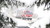 Nejvážnější dopravní nehoda se stala v pondělí ve 12:28 hodin na silnici u obce Škrdlovice na Žďársku. Jednalo se o čelní střet dvou vozidel.