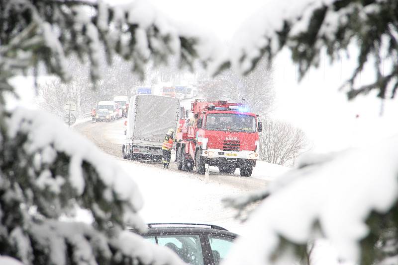 Nejvážnější dopravní nehoda se stala v pondělí ve 12:28 hodin na silnici u obce Škrdlovice na Žďársku. Jednalo se o čelní střet dvou vozidel.