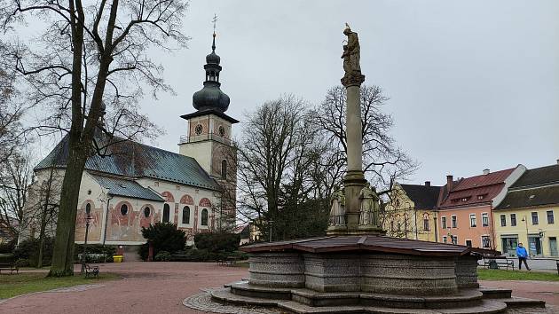 Barokní Mariánský sloup s kašnou a kostel sv. Kunhuty.