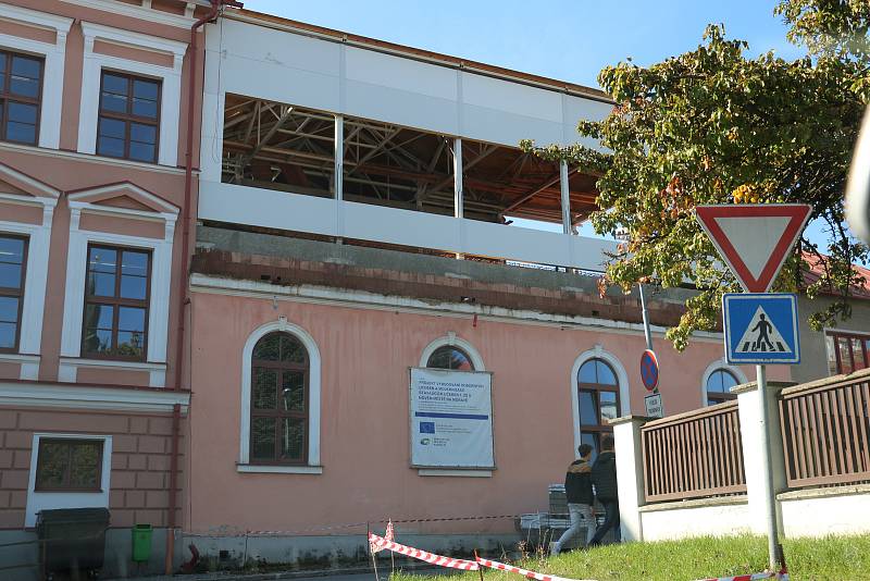 Novoměstská první základní škola je stále rozestavěná.