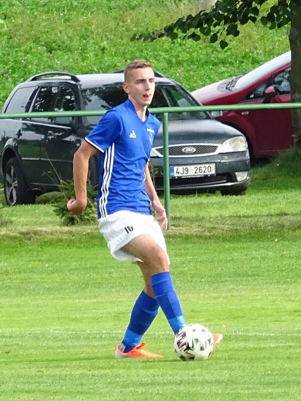Ve třetím kole letošního ročníku krajského přeboru si fotbalisté Nové Vsi (v modrých dresech) a HFK Třebíč (v červeném) body po remíze 2:2 rozdělili.