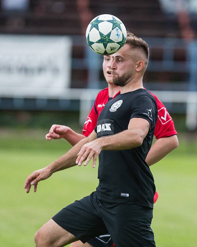 O osudu přípravného utkání mezi hráči Žďáru (v černém) a Slavoje Polná bylo rozhodnuto během první půle.