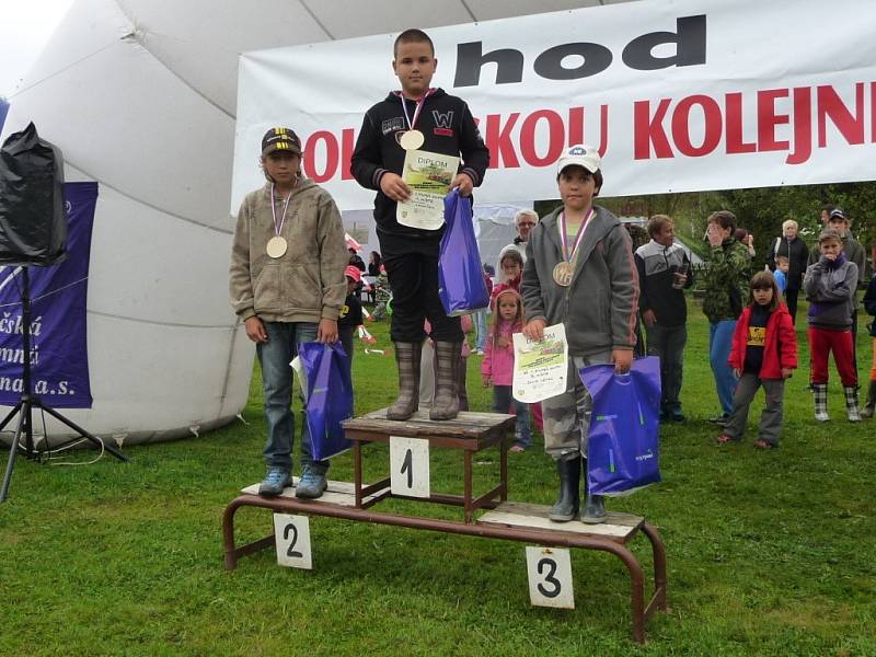 Malí, velcí, muži i ženy, všichni zájemci v sobotu házeli polničskou kolejnicí. Letos pozvání pořadatelů přijala držitelka dosud nepřekonaného světového rekordu v běhu na 800 metrů Jarmila Kratochvílová.