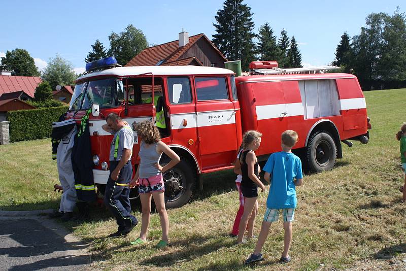 Sbor dobrovolných hasičů Tři Studně na Novoměstsku má nový dopravní automobil. Vozidlo, kterému ve středu 5. července žehnal fryšavský farář Jiří Janoušek, hasiči postrádali dlouhých osmnáct let. Jedná se o devítimístné vozidlo. Uvnitř jsou hasicí přístro