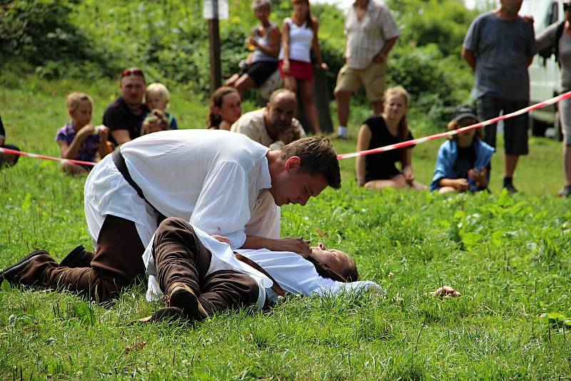 V sobotu pro veřejnost začal dvoudenní Festival historického šermu, hudby a tance pod zříceninou hradu Zubštejn v Pivonicích, místní části Bystřic nad Pernštejnem.
