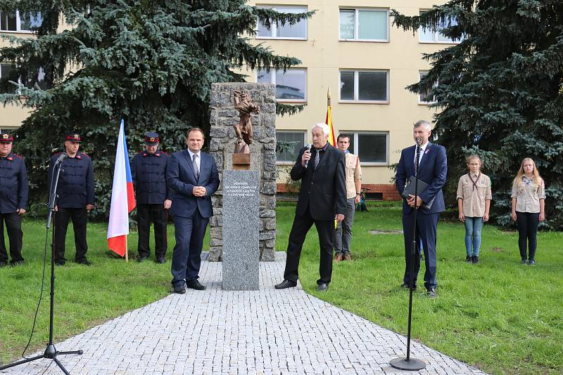 Slavnostního odhalení plastiky Lva od Vincence Makovského coby připomínky stého výročí vzniku Československé republiky se zúčastnily více než dvě stovky lidí.