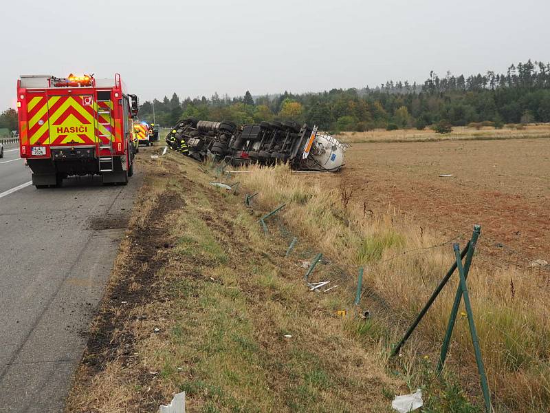 Dopravu na dálnici D1 během pondělního odpoledne zkomplikovala dopravní nehoda cisterny.