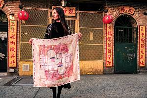Návrhářka Andrea Vytlačilová s šátkem Sakury. Foceno v Chinatown v New Yorku.