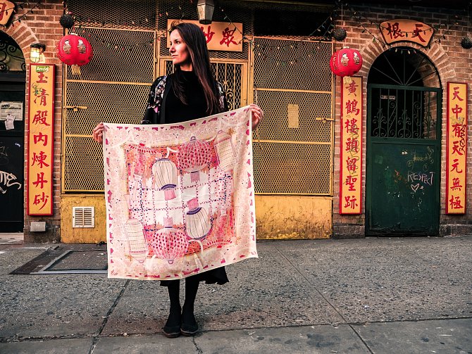 Návrhářka Andrea Vytlačilová s šátkem Sakury. Foceno v Chinatown v New Yorku.