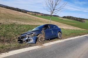 Nehoda u Bystřice nad Pernštejnem. Řidička jela příliš rychle.