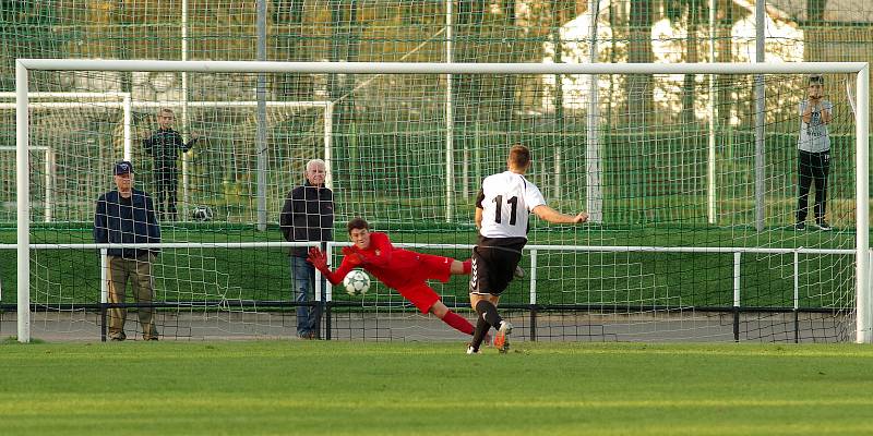 V nedělním derby zdolala rezerva FC Žďas (v černých dresech) juniorku Vrchoviny (v bílých dresech) 2:1.