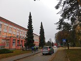 Komenského ulice před začátkem vyučování.