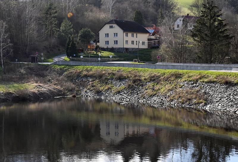 Za oběť Vírské přehradě padly obce Chudobín a Korouhvice.Jejich pozůstatky lze spatřit když je méně vody. Stejně tak i pozůstatky staré betonárky.