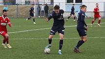 Fotbalisté Slovácka B (v černém) ve 22. kole MSFL podlehli na kunovické Bělince Velkému Meziříčí (v červeném) 0:1.