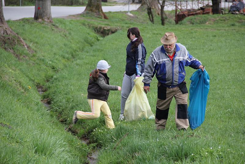 Uklízení odpadků při akci Čistá Vysočina.