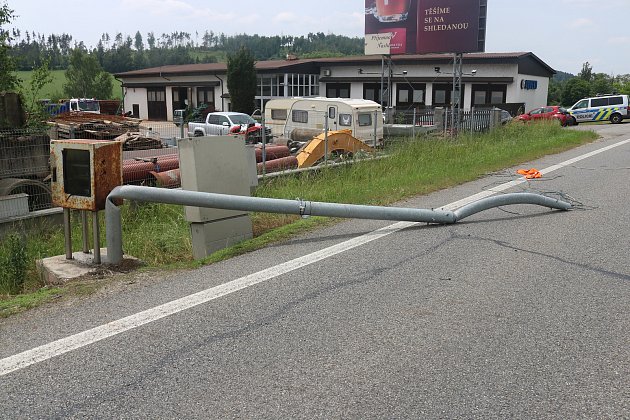 FOTO: Řidič nechal zvednuté rameno a zboural vysokorychlostní vážení v Meziříčí
