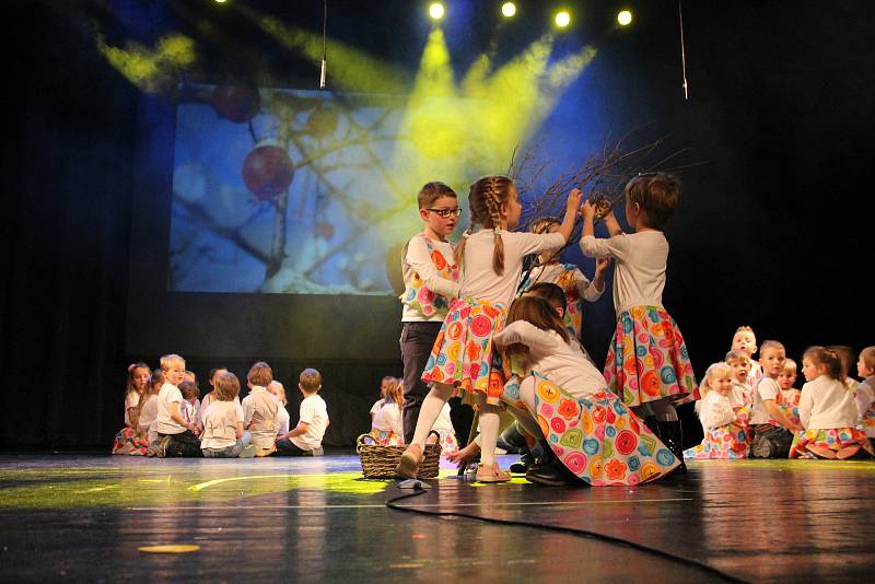 Děti ze všech sedmi žďárských mateřinek a z pěveckého sboru Sluníčka předvedly vystoupení, která pilně připravovaly po celý podzim.