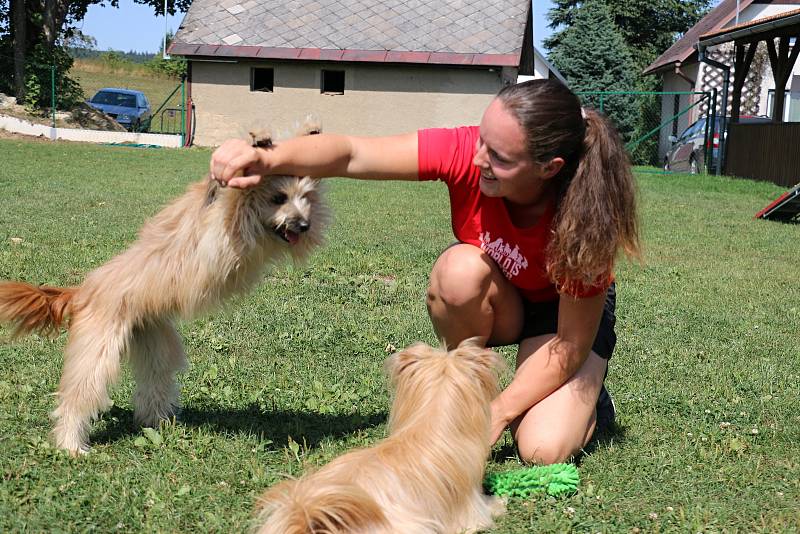 Jitka Hrdinová  je majitelkou výcvikového střediska Na konci světa. Se svými čtyřnohými mazlíčky zanechává v tuzemských i mezinárodních soutěžích v agility nesmazatelnou stopu.