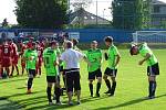 V přátelském utkání ve středu zvítězili fotbalisté Velkého Meziříčí (v červeném) na hřišti Nového Města těsně 1:0.