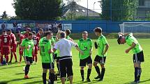 V přátelském utkání ve středu zvítězili fotbalisté Velkého Meziříčí (v červeném) na hřišti Nového Města těsně 1:0.