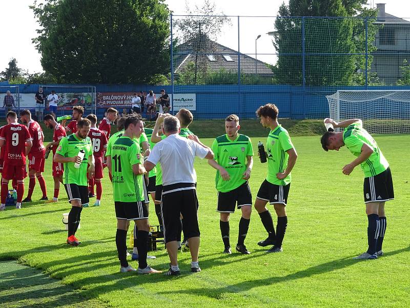 V přátelském utkání ve středu zvítězili fotbalisté Velkého Meziříčí (v červeném) na hřišti Nového Města těsně 1:0.
