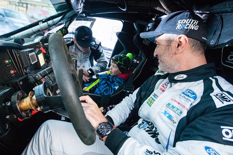 Fanoušci závodníka Tomáše Ouředníčka a automobilového sportu si prohlížejí Ouředníčkův závodní speciál Ford Ranger, než se s ním vydá na Rallye Dakar 2018.