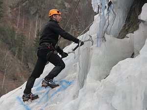 Závody v ledovém lezení na rychlost