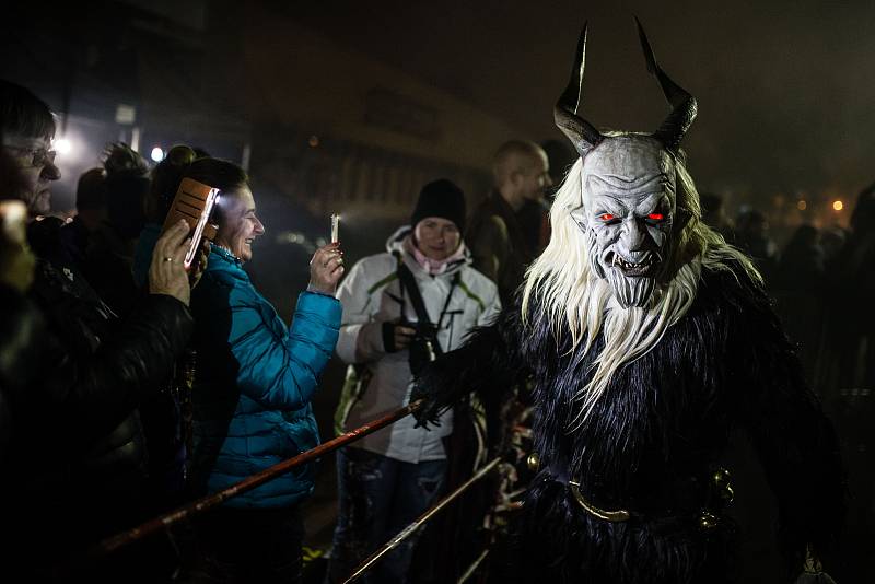 Pochod krampusů ve Žďáře nad Sázavou.