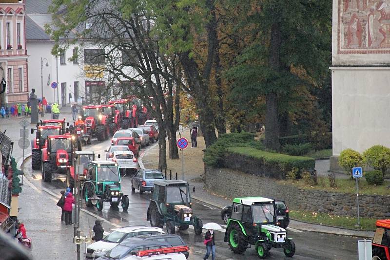 Zemědělské stroje absolvovaly šestikilometrovou trasu z Maršovic do Vysočina Areny.