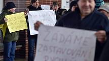Lidé v Křižanově demonstrovali za obnovení zastávek rychlíků.