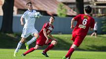 V utkání mezi rezervou Velkého Meziříčí (v červeném) a Okříškami (v bílém) se zrodil nerozhodný výsledek 1:1.