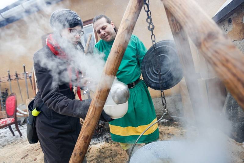 Halas a smích návštěvníků i řinčení zbraní bylo v pátek odpoledne slyšet od staré katovny ve Velkém Meziříčí. Členové společnosti historického šermu TAS tam uspořádali den otevřených dveří.