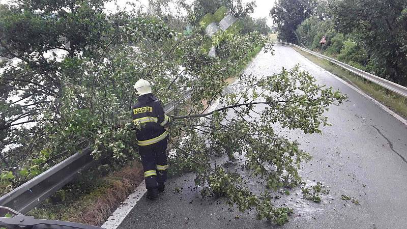 Od čtvrtečního odpoledne až do pátečního rána vyjížděli k více než dvěma desítkám událostí.