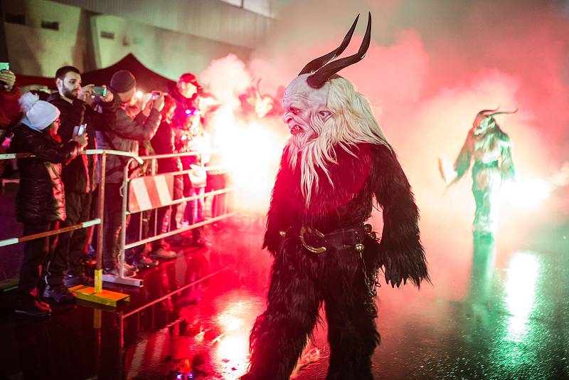 Pochod krampusů ve Žďáře nad Sázavou.