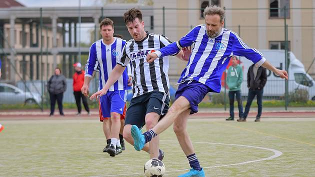 Poprvé v letošním ročníku Žďárské ligy malé kopané utrpěli o uplynulém víkendu porážku fotbalisté Benjaminu (v modrobílých pruhovaných dresech).