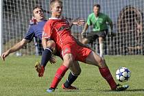 Pokud se v termínové listině nic nezmění, bude se jediné derby Vysočiny v MSFL hrát ve Velkém Meziříčí až 1. listopadu. Jedním z taháků budou i souboje třebíčského stopera Davida Komínka (v modrém) s domácím snajprem Pavlem Simrem (v červeném). 