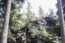 Přírodní památka Čertův kámen je součástí naučné stezky Žákova hora – Tisůvka.