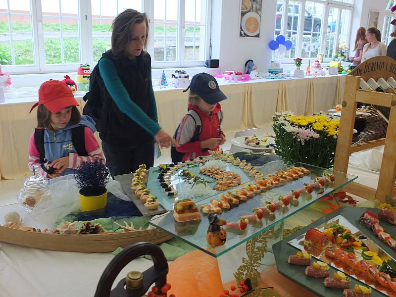 Gastronomická výstava nabídla mimo jiné ukázku cukrářských výtvorů, studených mís i slavnostních tabulí.