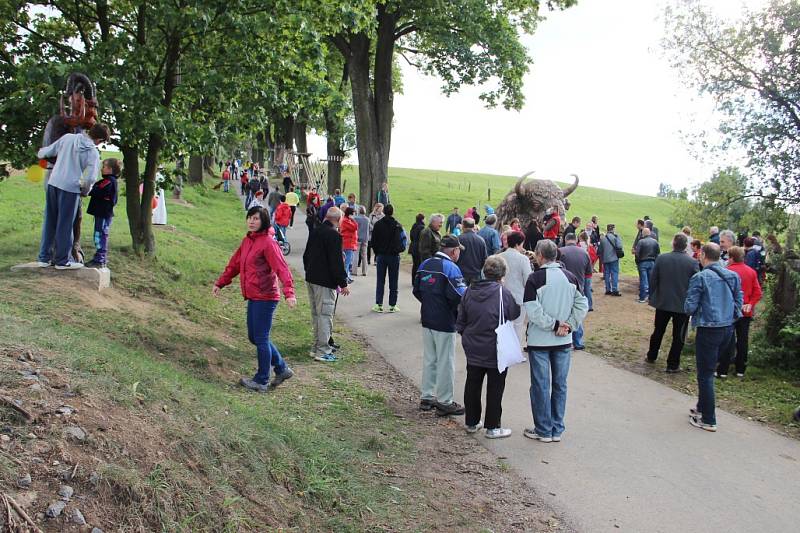 Odhalení sochy Zubra v Bystřici nad Pernštejnem.