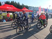 Z novoměstské Vysočina Areny vyrazil i speciální peloton cyklistů na elektrokolech. Ti od pátku do neděle najeli kolem 180 kilometrů.