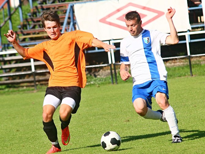 Hráči rezervy FC Žďas (v oranžovém) remizovali v utkání 8. kola východní skupiny I. A třídy na hřišti nováčka z Dukovan 1:1.