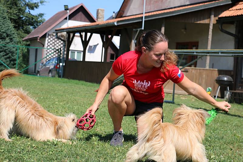 Jitka Hrdinová  je majitelkou výcvikového střediska Na konci světa. Se svými čtyřnohými mazlíčky zanechává v tuzemských i mezinárodních soutěžích v agility nesmazatelnou stopu.