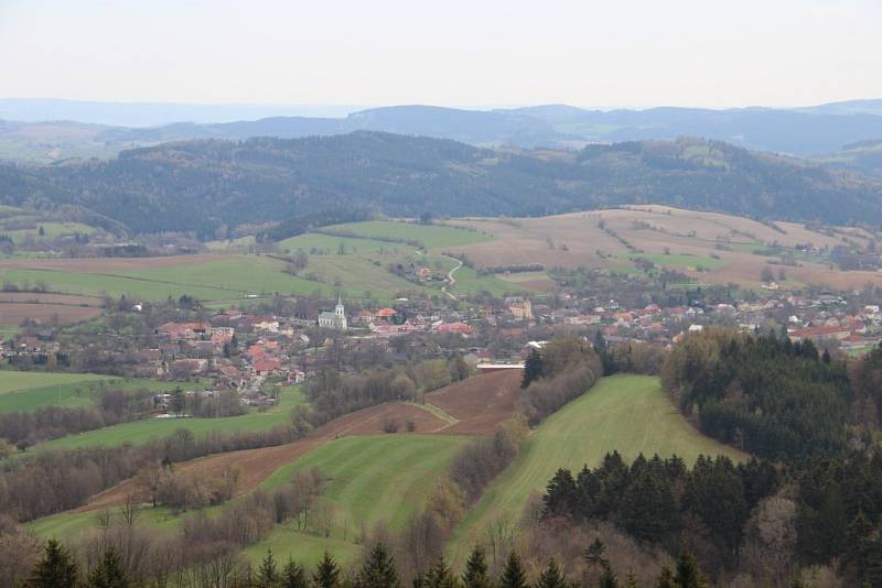  Klub Českých turistů Jiřího Gutha – Jarkovského organizuje pravidelné pěší výlety.   Jeden z nich má cíl u rozhledny Horní les. Při dobrém počasí je vidět desítky kilometrů daleko.