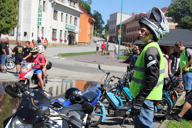 Do Chlumětína se sjela více než stovka různých strojů.