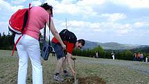 U Karasína na Bystřicku vysadili lidé desítky stromů.
